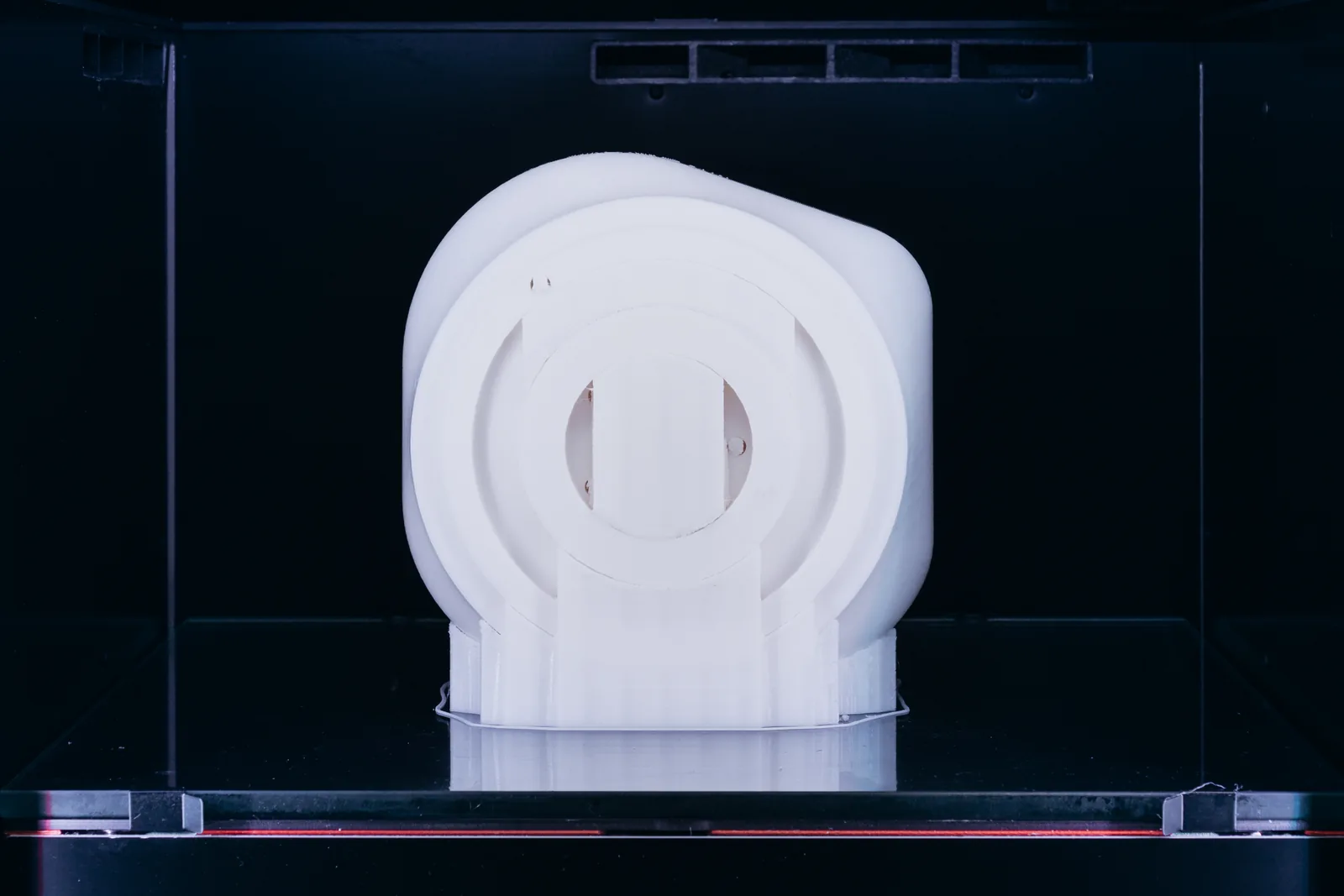 Крупная деталь из ABS Оптимум на платформе 3D-принтера Оптимум 360