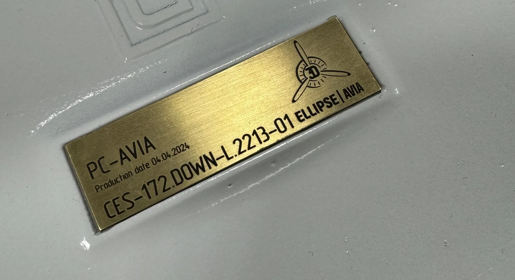 Латунный шильдик на напечатанном обтекателе: PC-AVIA, дата изготовления, номер детали, изготовитель Ellipse Avia