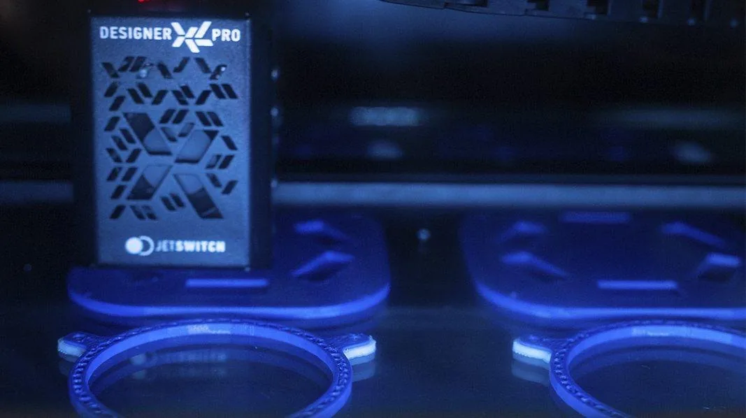 Детали накладки печатаются на 3D-принтере Дизайнер ХЛ ПРО