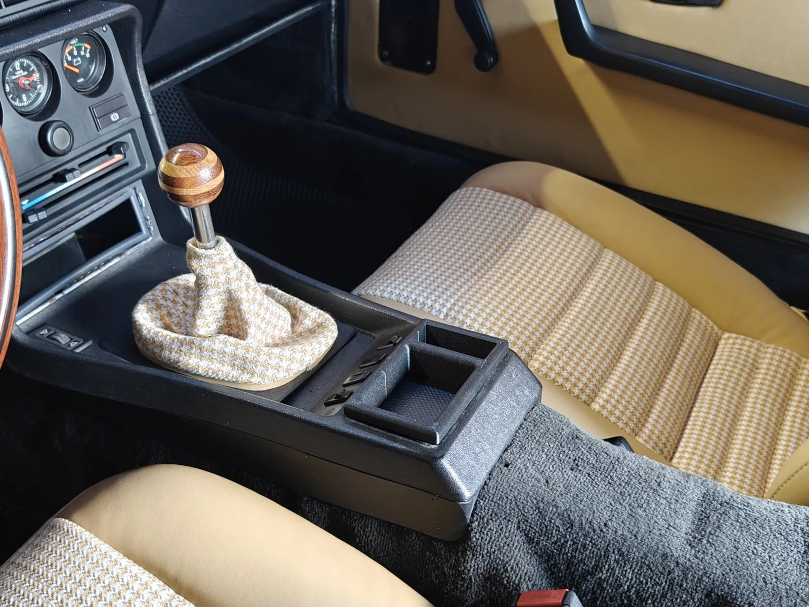 Напечатанный подстаканник, установленный в центральной консоли Porsche 924